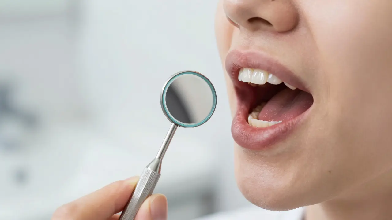 Dentální zrcátko: Jak ho efektivně používat pro lepší ústní zdraví